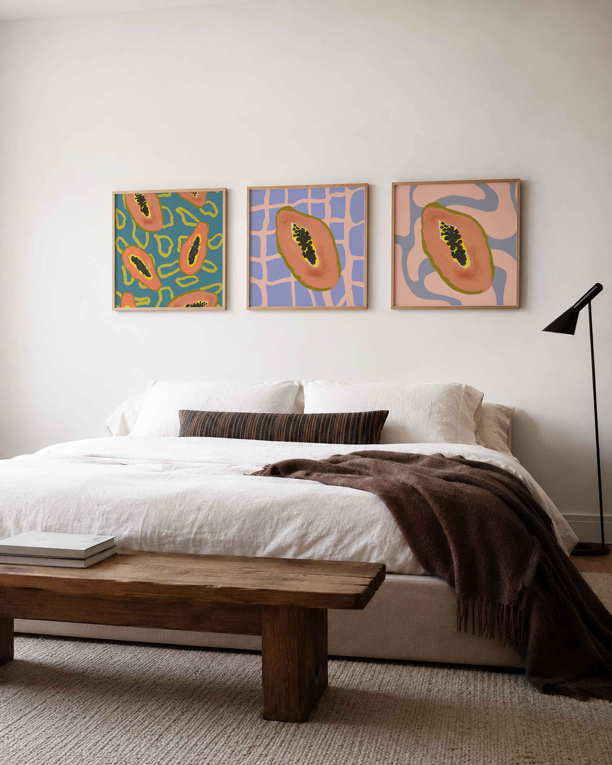 Interieurpresentatie van een driedelige vierkante posterset met papaya illustraties