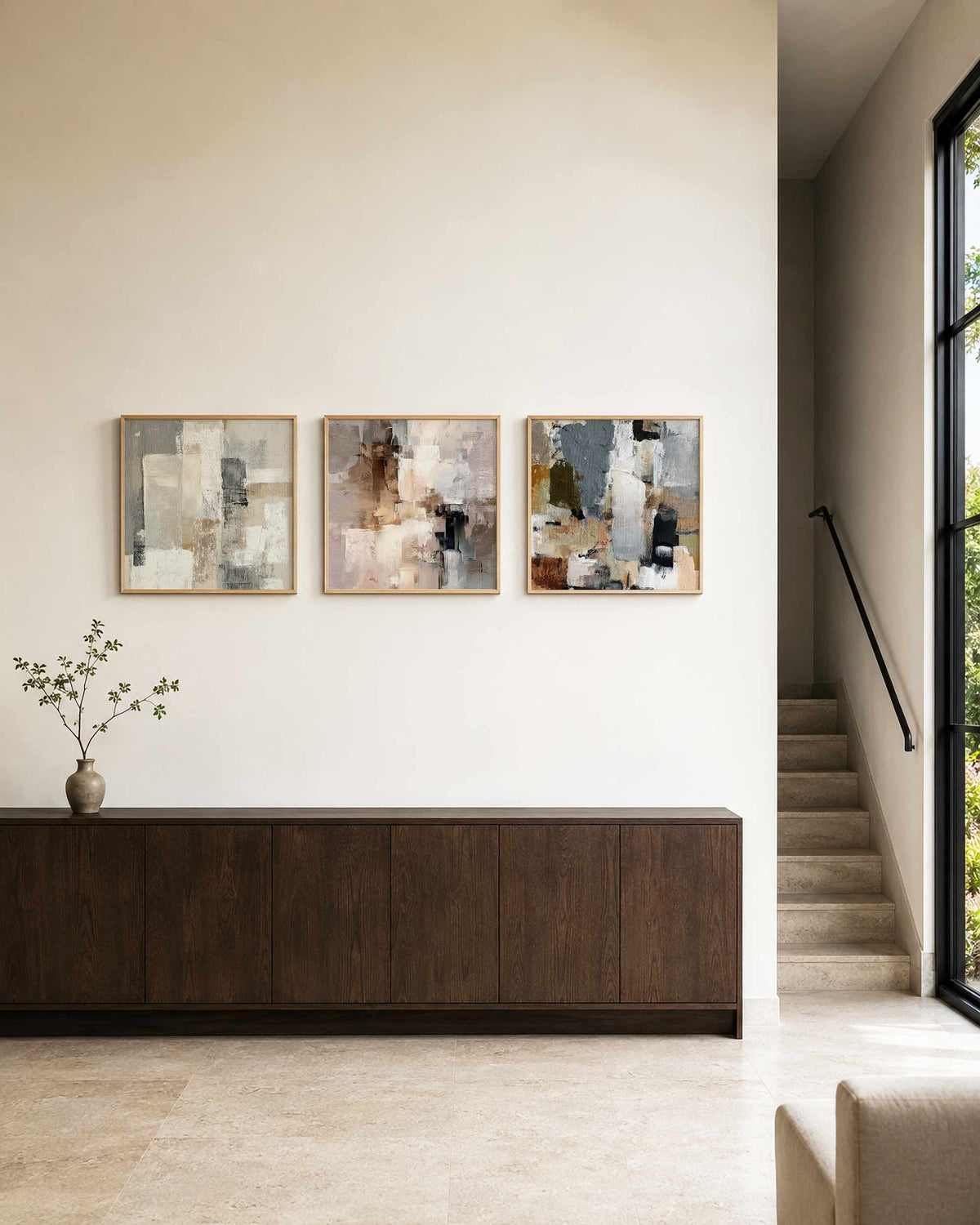 Interieurpresentatie van een driedelige vierkante posterset met abstracte vlakken