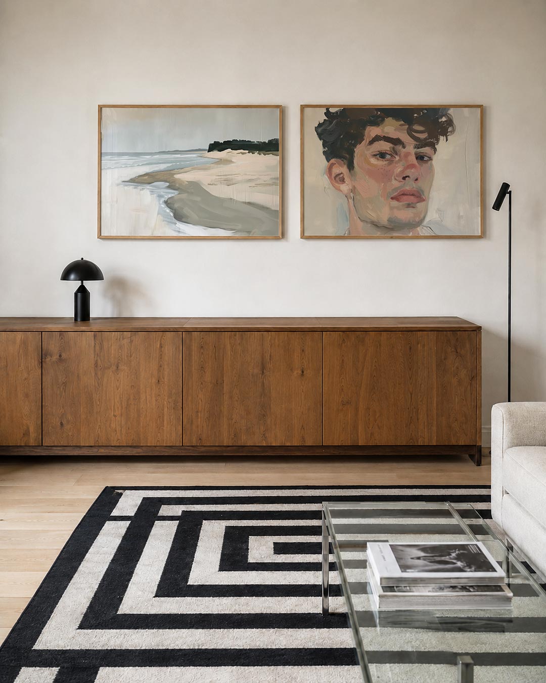 Interieurpresentatie van twee posters met een serene kust met vloeiende lijnen en zachte kleuren