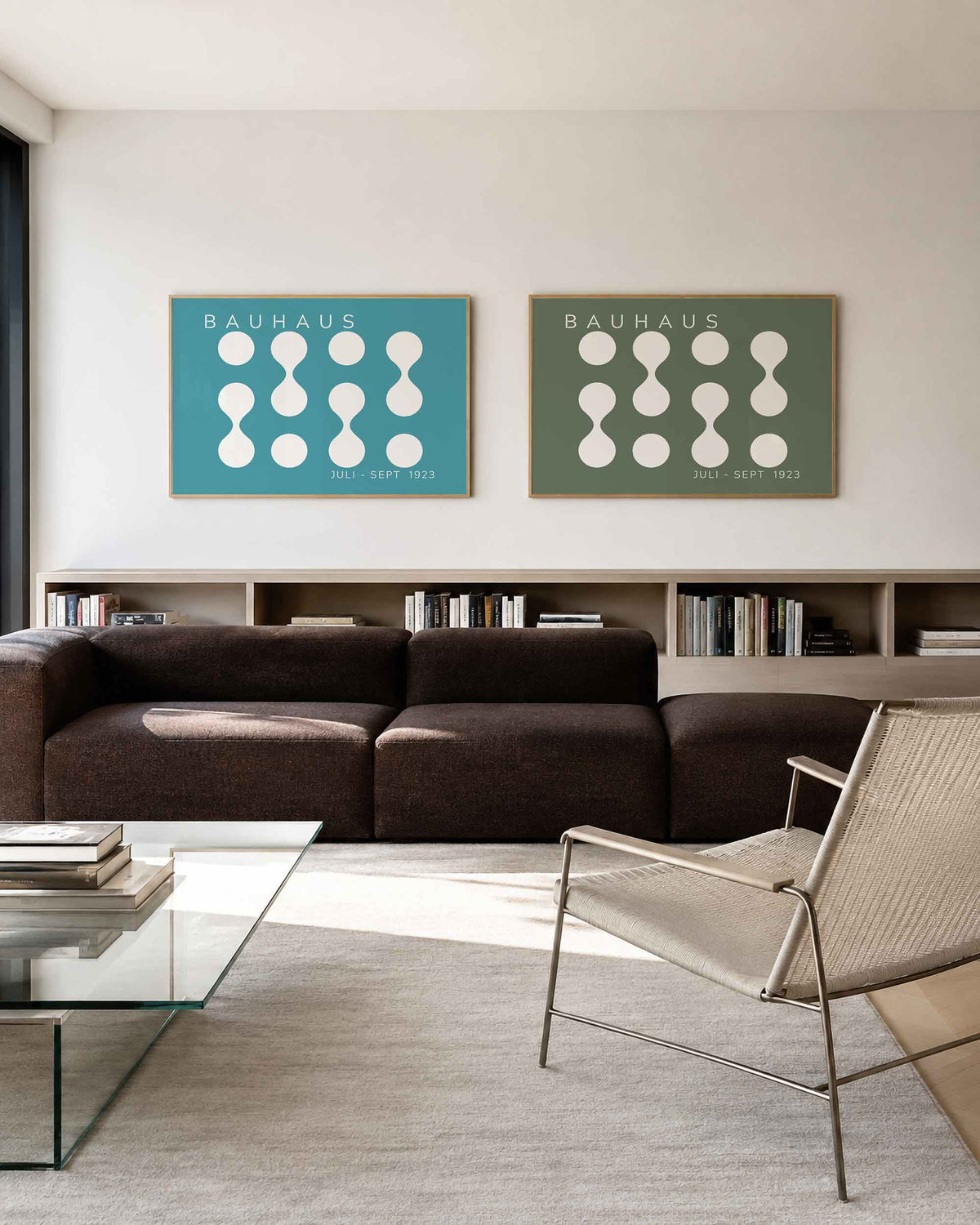 Interieurmockup van tweedelige landscape-posterset met witte cirkels op kleurvlakken