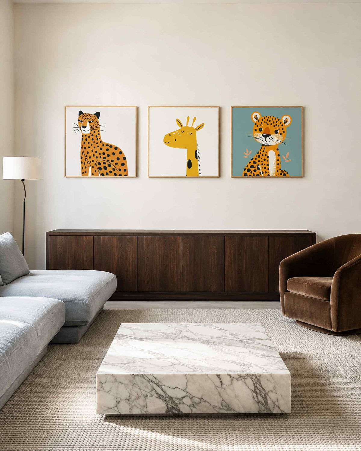 Interieurpresentatie van een driedelige vierkante posterset met gele dieren