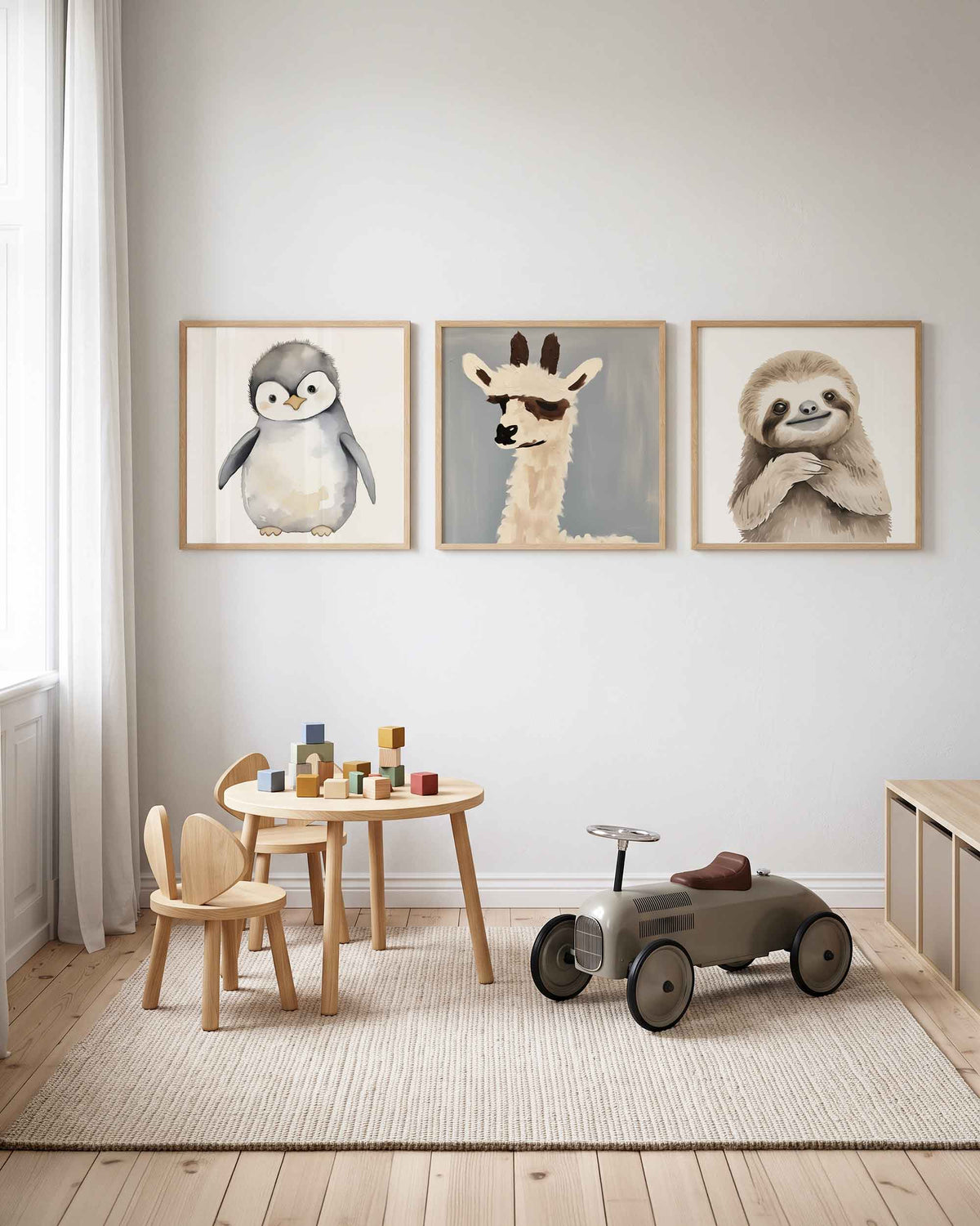 Interieurpresentatie van een driedelige vierkante posterset met dierenportretten