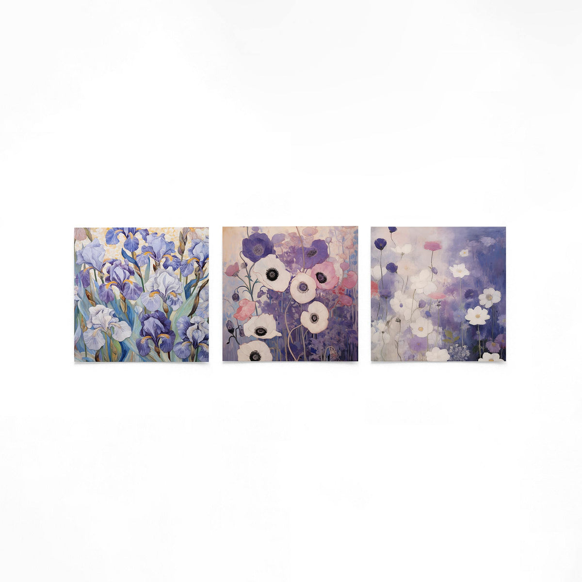 Drie vierkante posters met paarse bloemen op een gebroken witte achtergrond