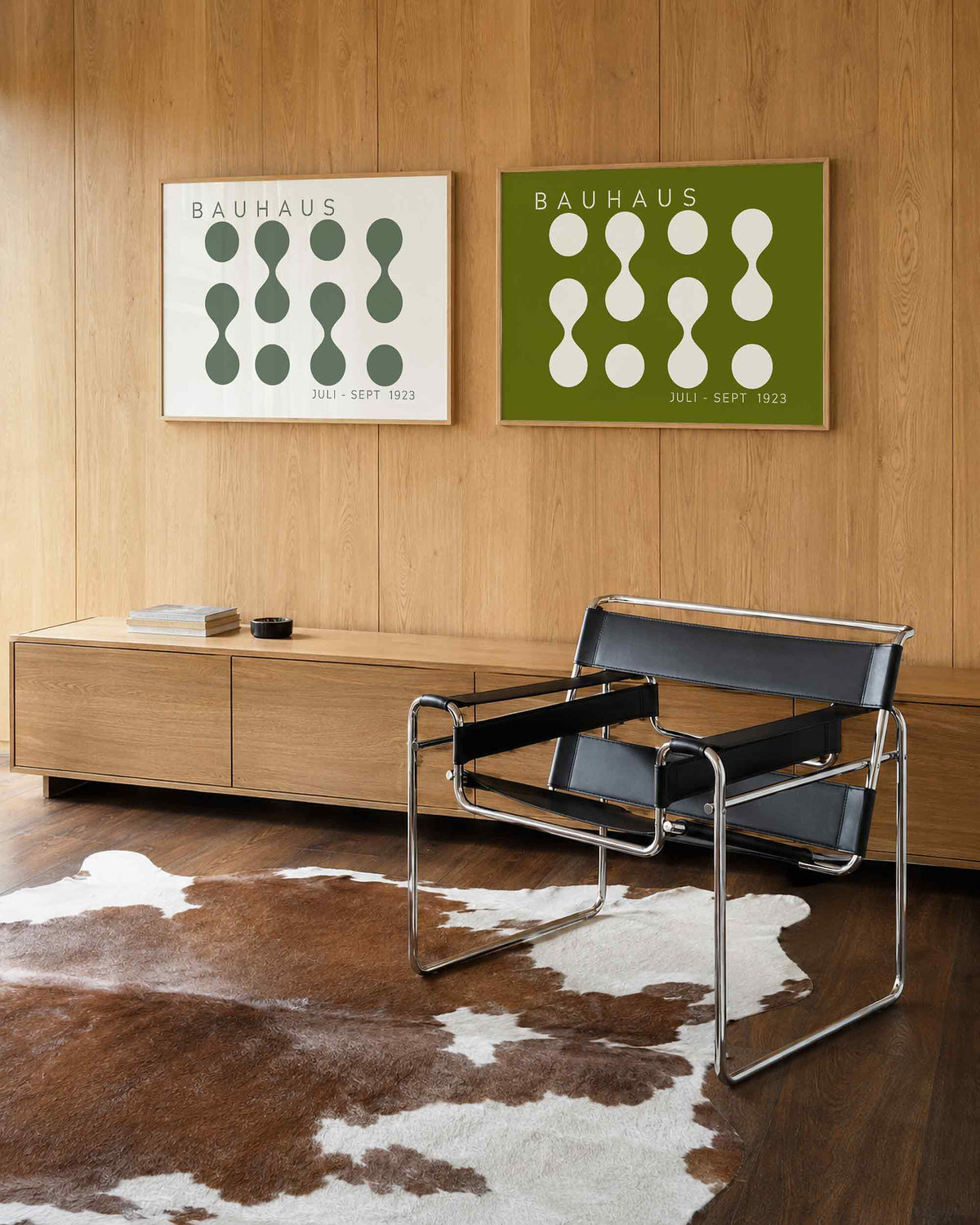 Interieurmockup van tweedelige landscape-posterset met saliegroene cirkels en contrast