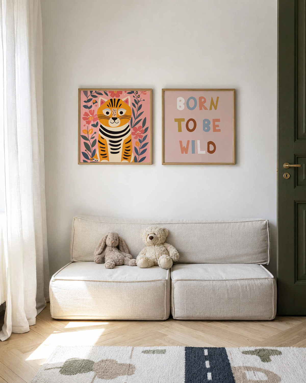 Interieurpresentatie van een tweedelige vierkante posterset met tijger en born to be wild