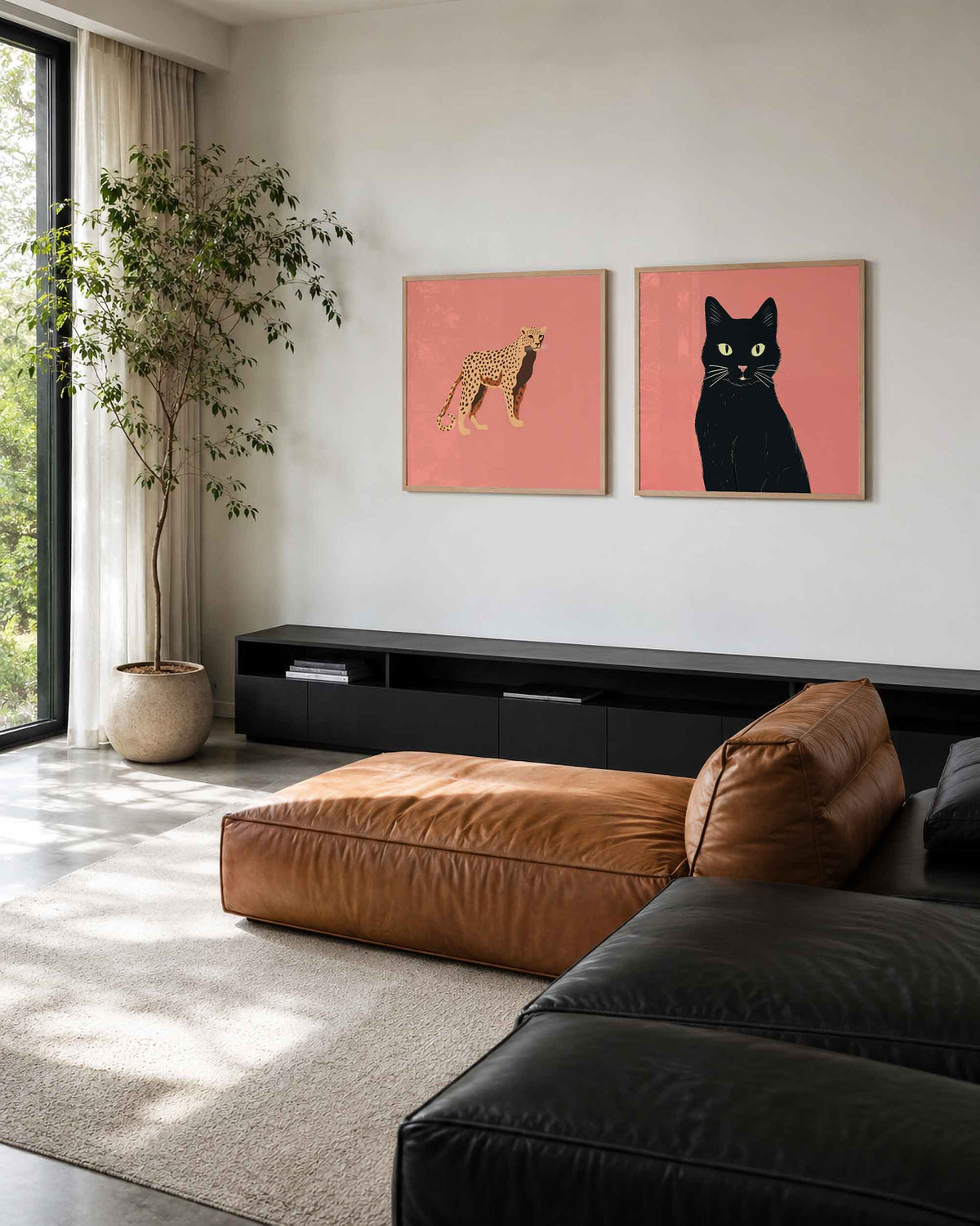 Interieurpresentatie van een tweedelige vierkante posterset met jachtluipaard en kat