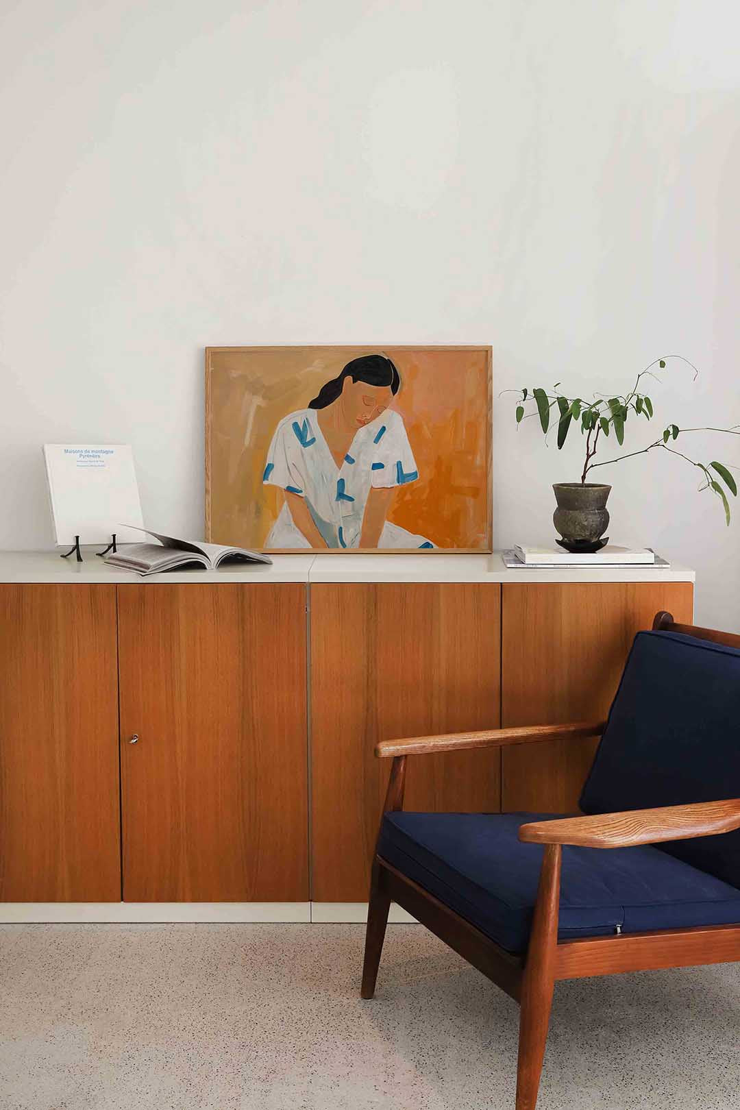 Vrouw in witte jurk Poster