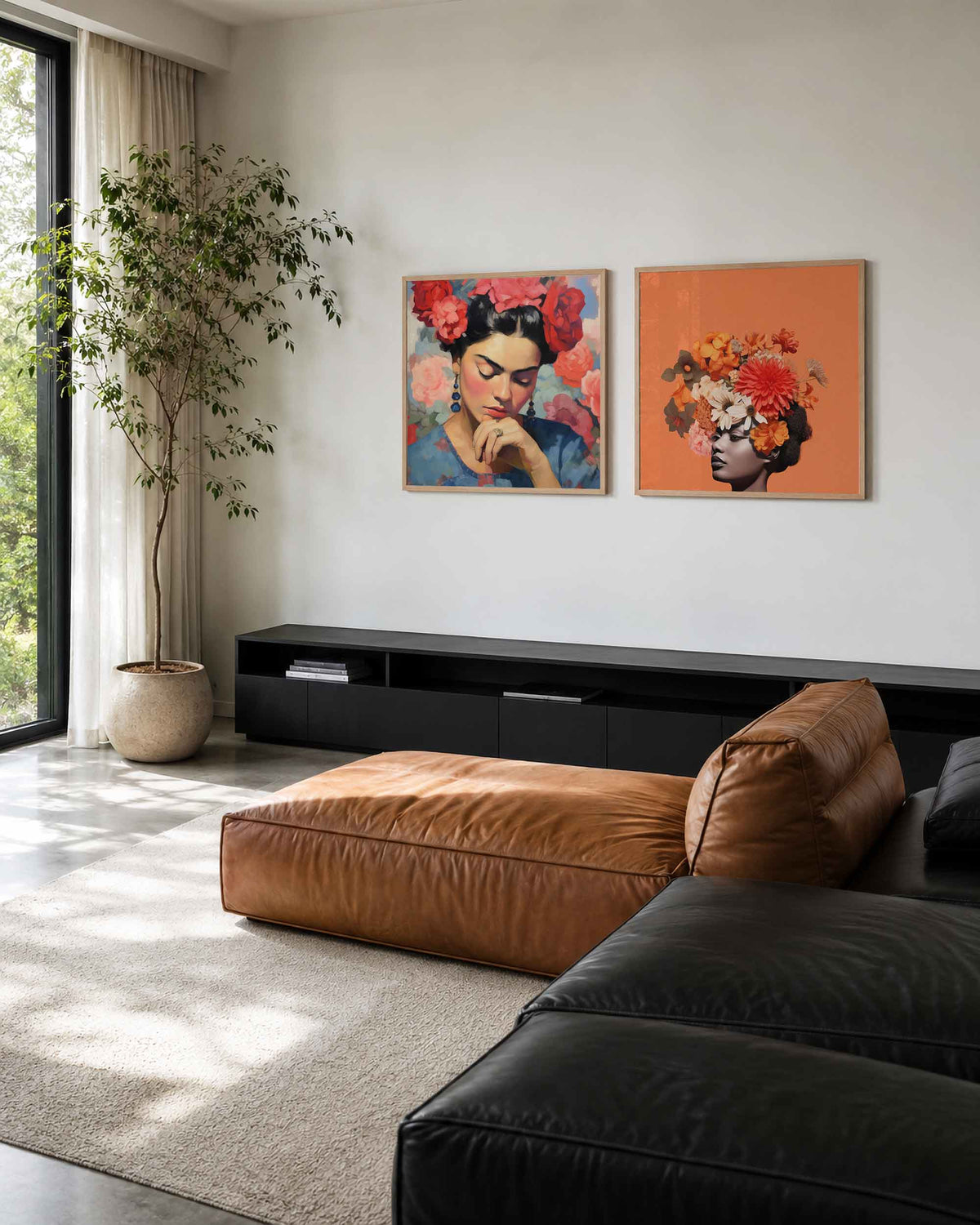 Interieurpresentatie van een tweedelige vierkante posterset met bloemenportretten