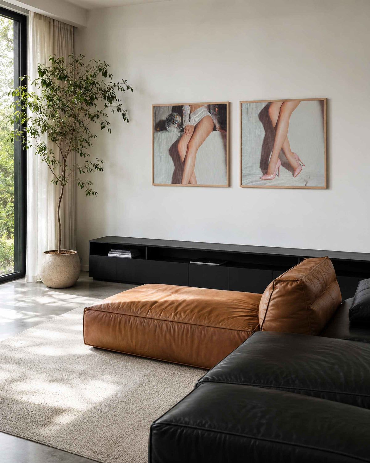 Interieurpresentatie van een tweedelige vierkante posterset met benen en pumps