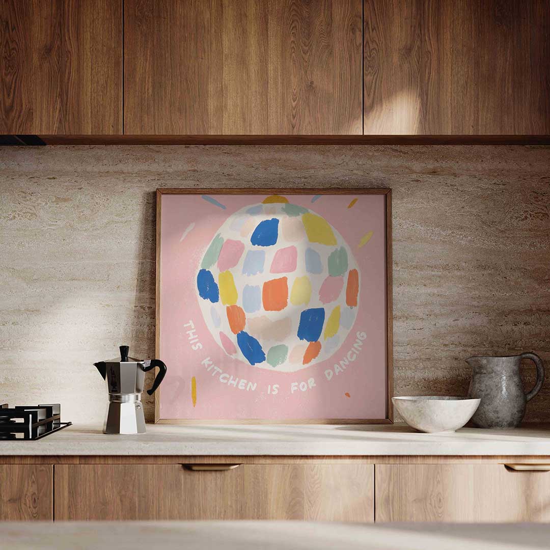 Gekleurde bol op roze Poster