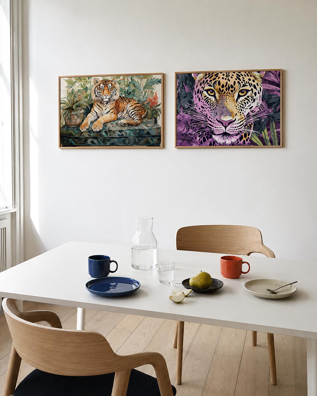 Tweedelige posterset met een tijger tussen groene planten, getoond in een interieur