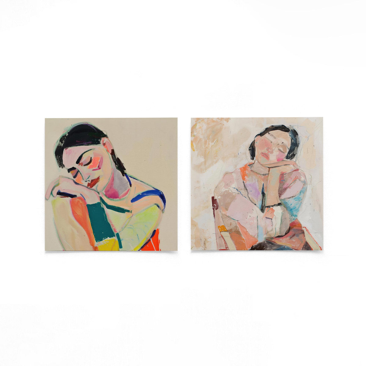 Twee vierkante posters met expressieve vrouwenportretten op een gebroken witte achtergrond
