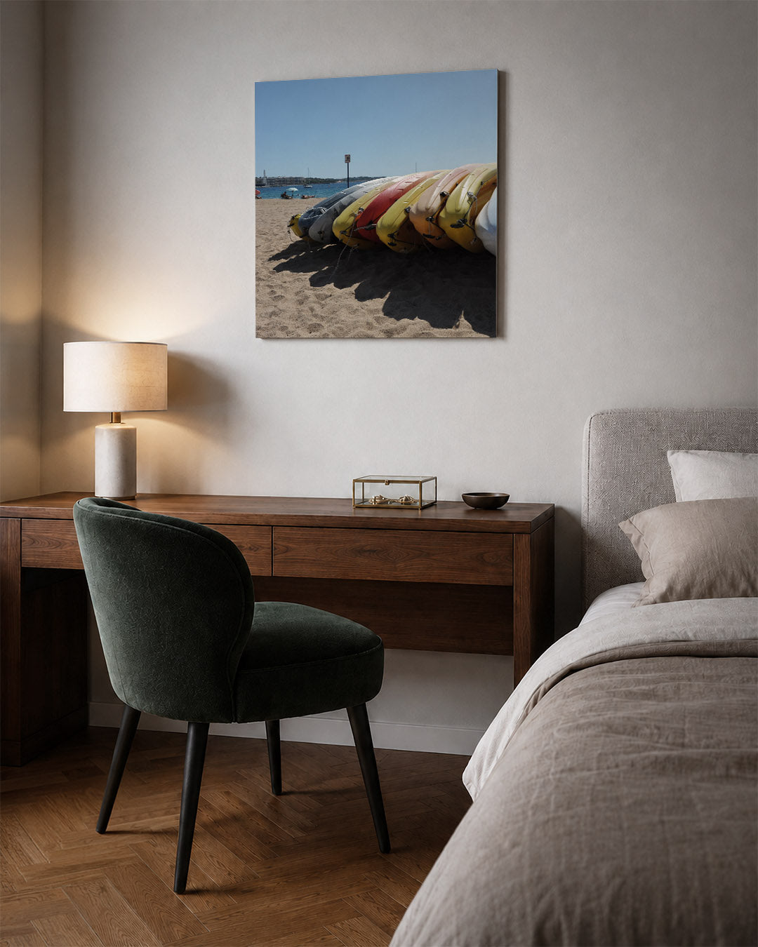 Kleurrijke kajaks strand Kunstwerk