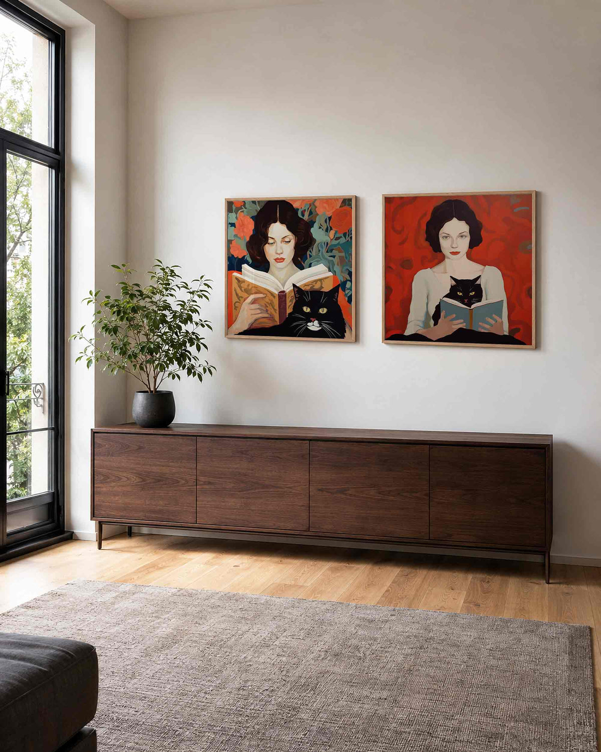Interieurpresentatie van een tweedelige vierkante posterset met vrouw en kat