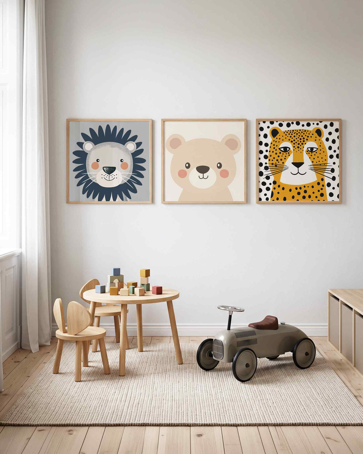 Interieurpresentatie van een driedelige vierkante posterset met dierenkoppen