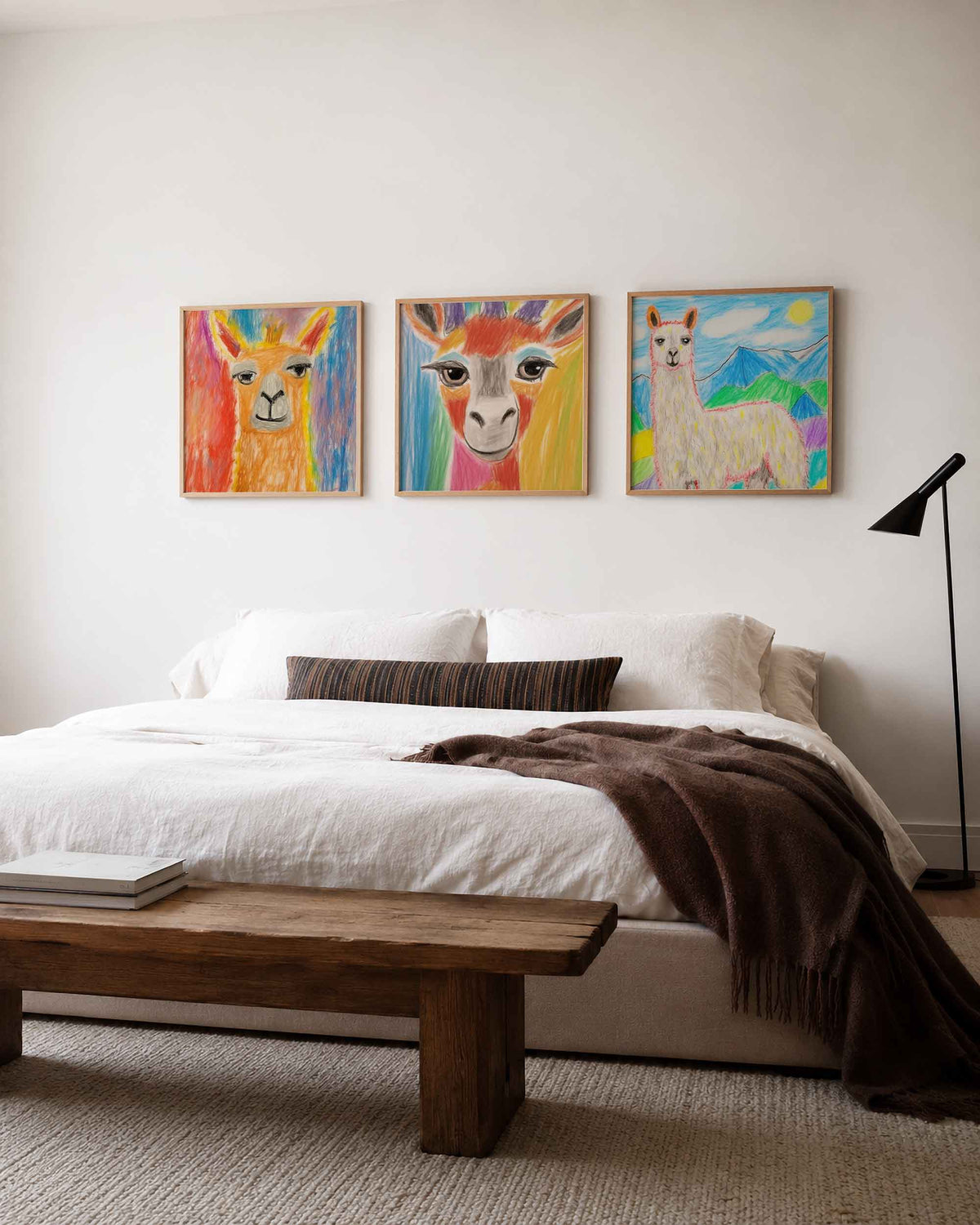 Interieurpresentatie van een driedelige vierkante posterset met kleurrijke dieren