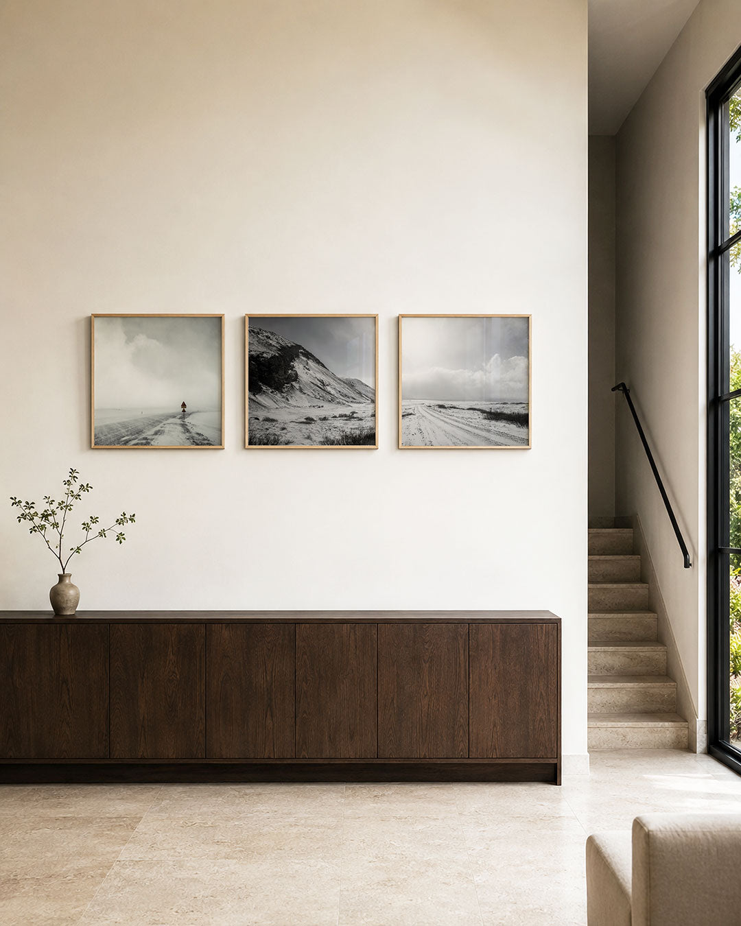 Interieur met vierkant fotografisch drieluik stilte in sneeuwland – Gerald Emming