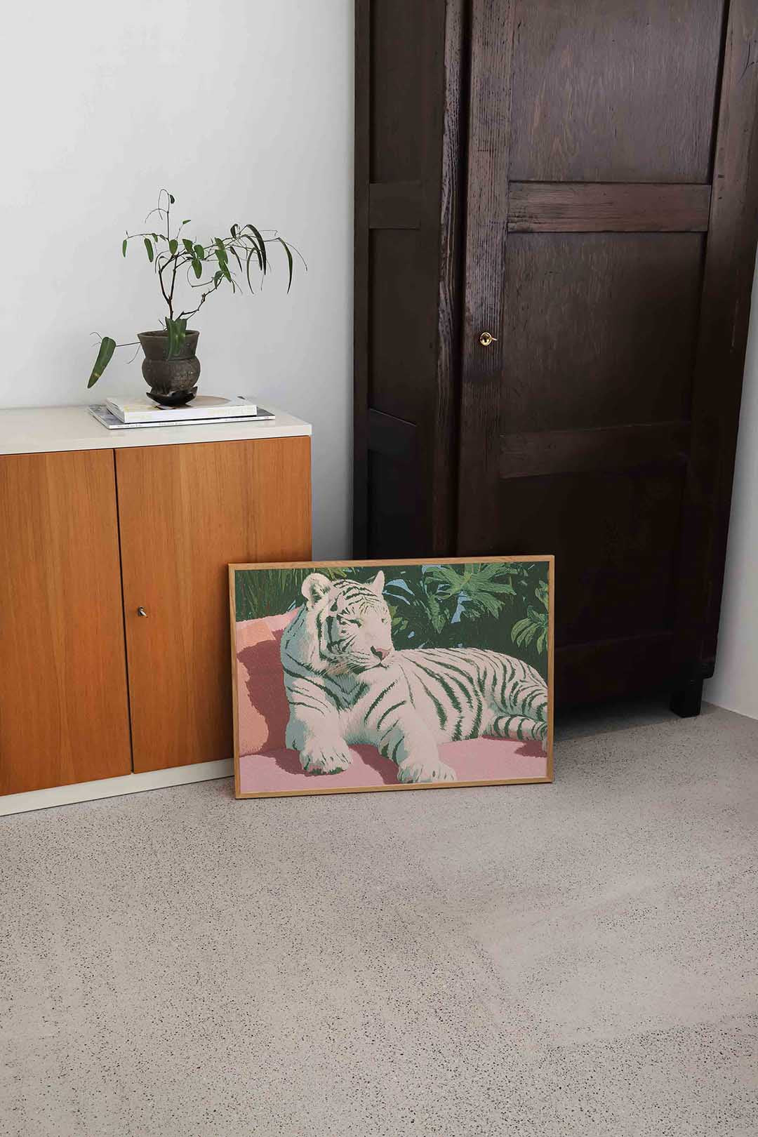 Witte tijger op roze bank Poster