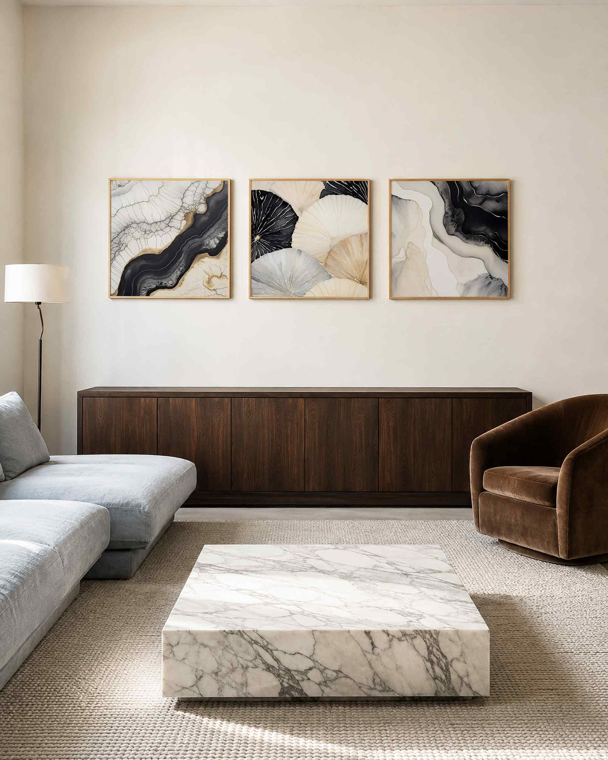 Interieurpresentatie van een driedelige vierkante posterset met zwart beige abstract