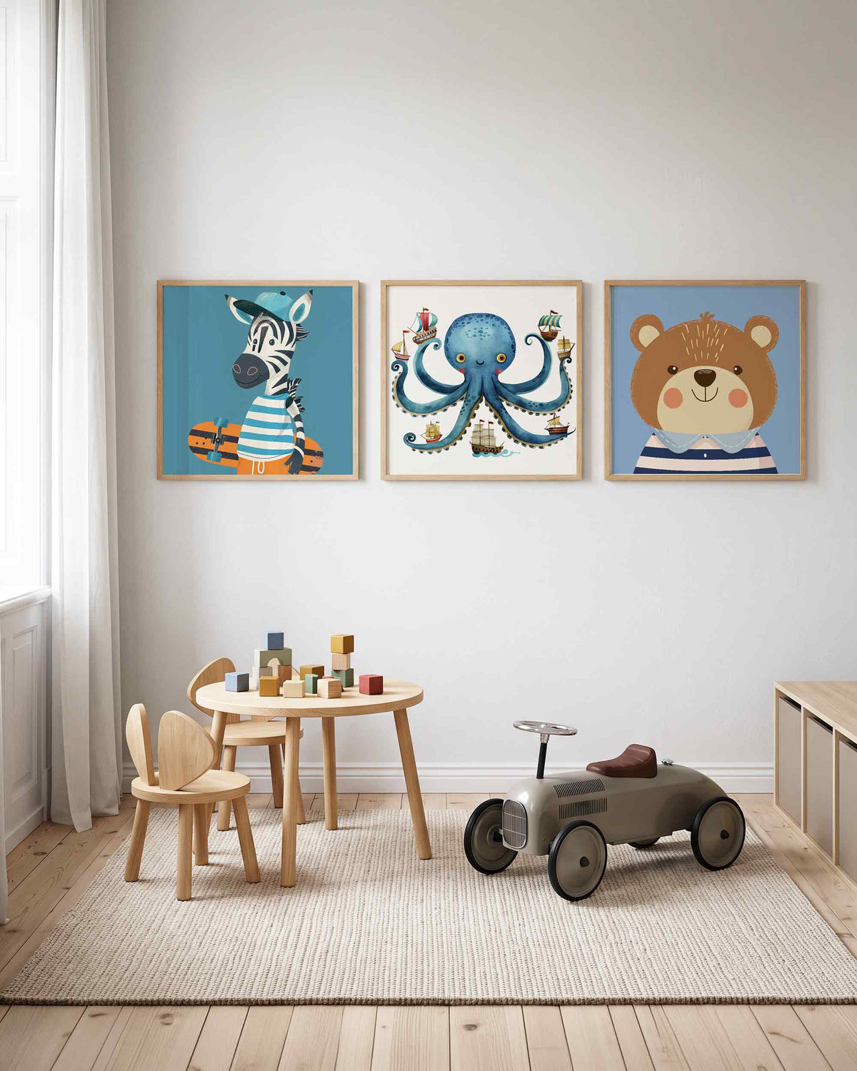 Interieurpresentatie van een driedelige vierkante posterset met dieren in avontuur