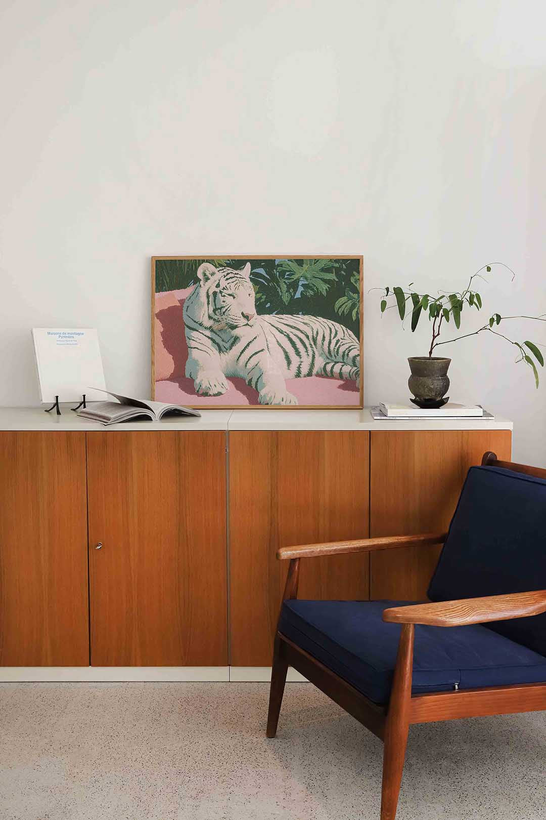 Witte tijger op roze bank Poster