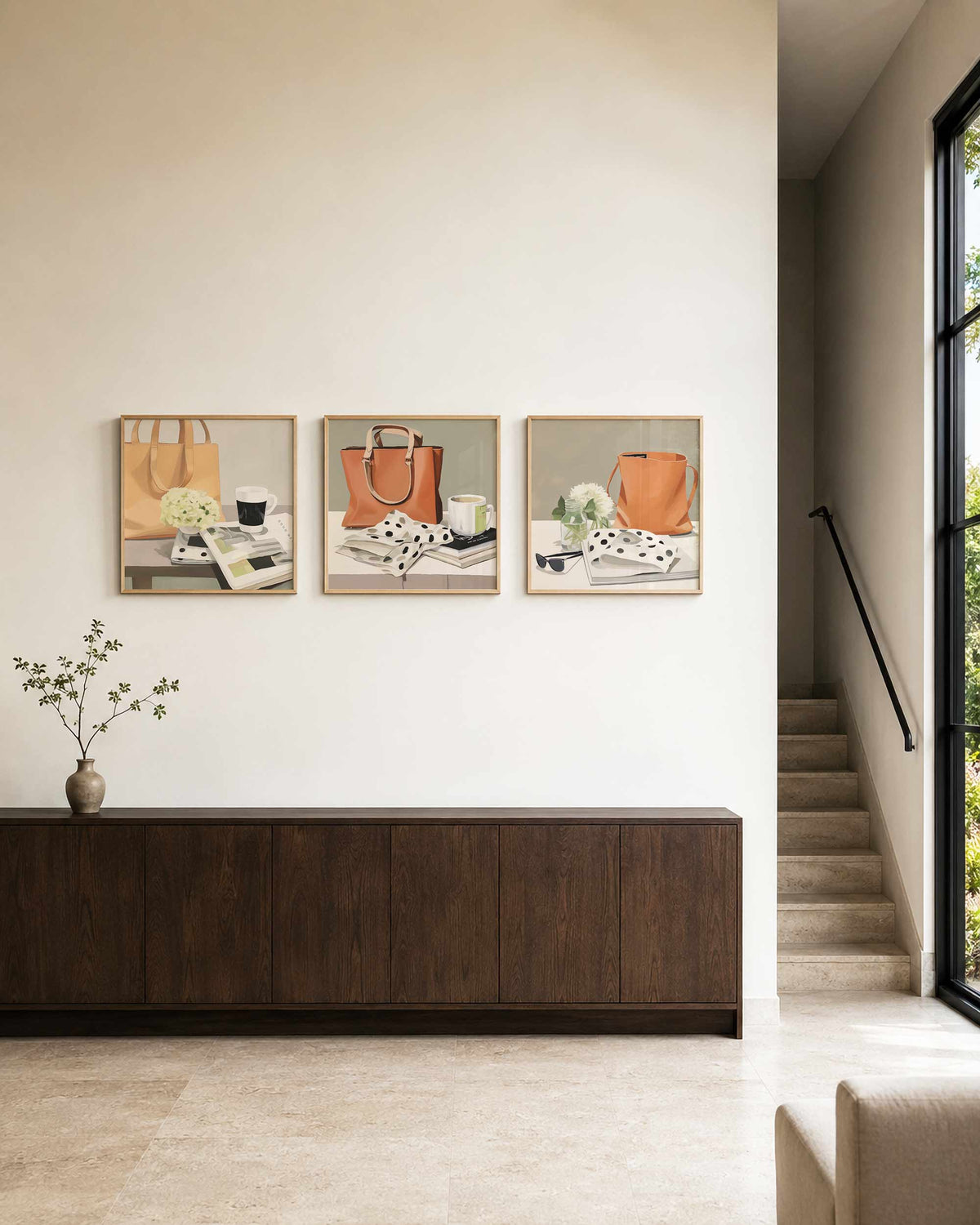 Interieurpresentatie van een driedelige vierkante posterset met tassen en stillevens