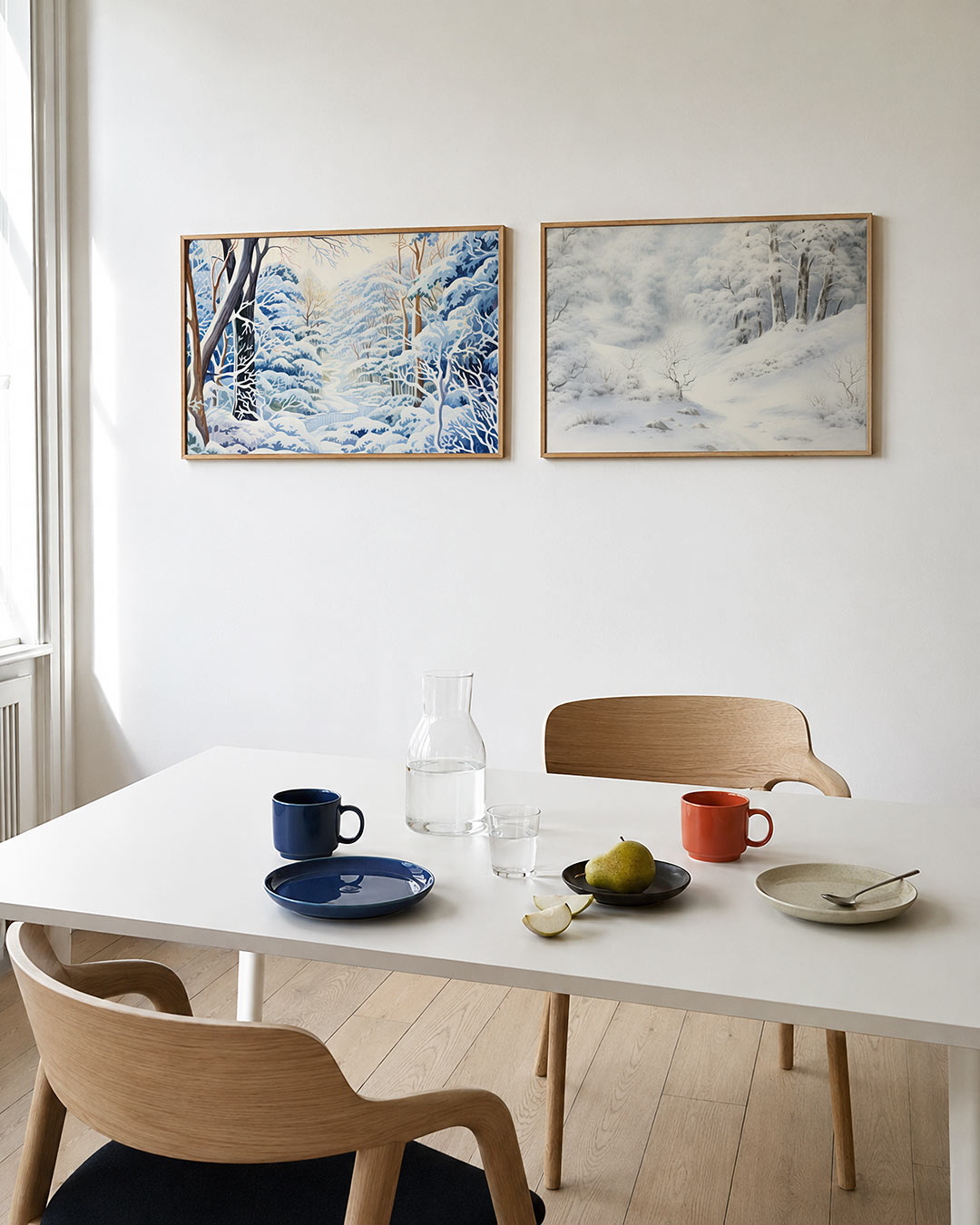 Tweedelige posterset met een serene winterlandschap met golvende sneeuwbedekte bomen en kronkelende, getoond in een interieur