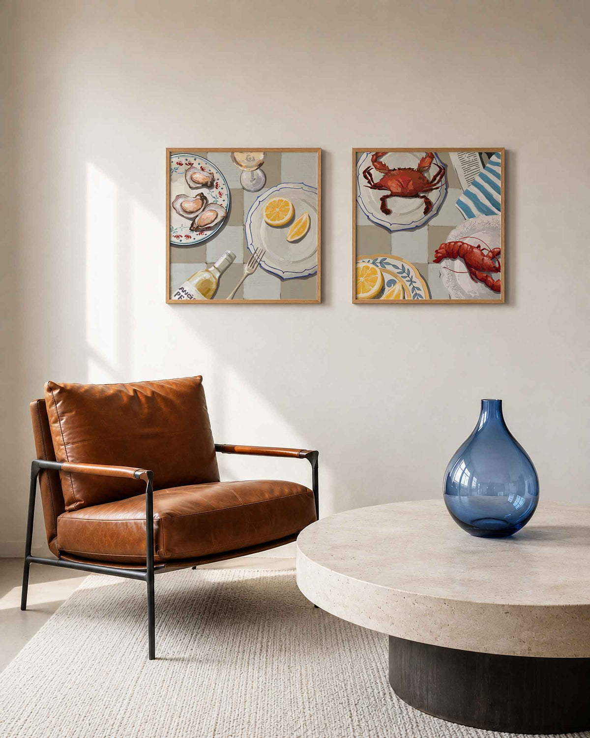 Interieurpresentatie van een tweedelige vierkante posterset met oesters, krab en kreeft