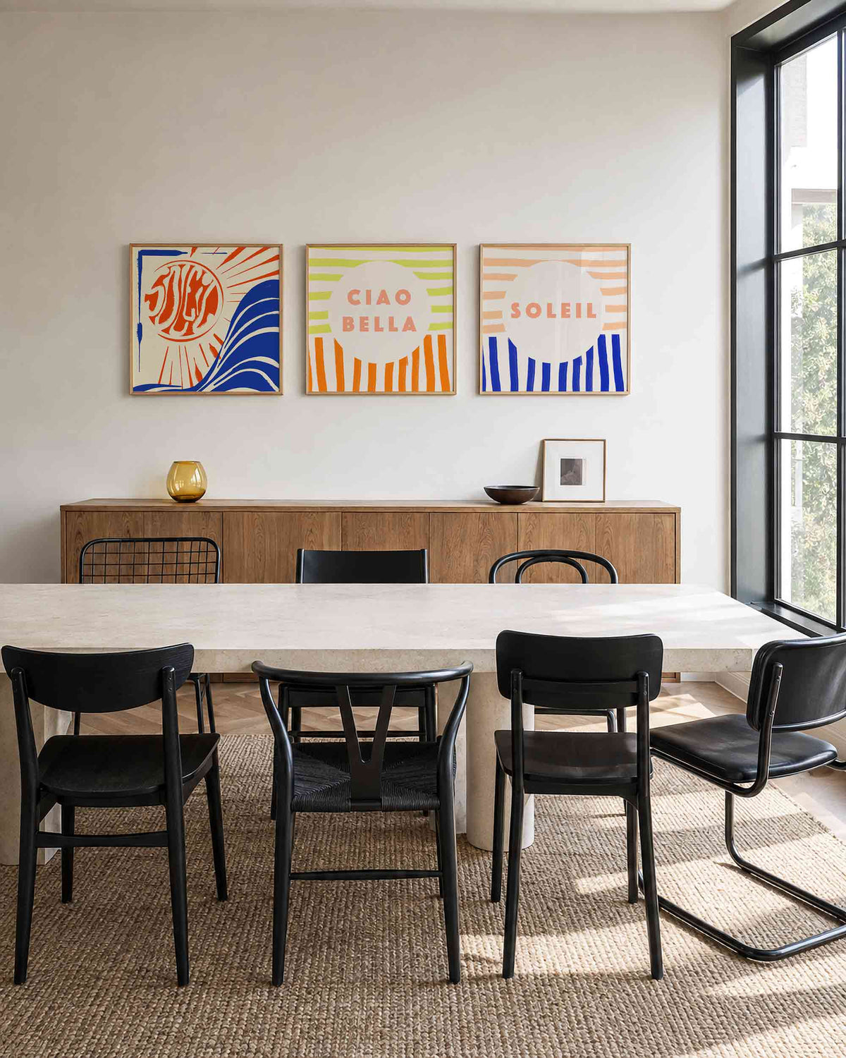 Interieurpresentatie van een driedelige vierkante posterset met zon en ciao bella