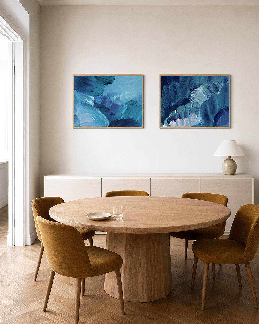 Tweedelige posterset met deze tweedelige posterset heeft blauwe penseelstreken, getoond in een interieur