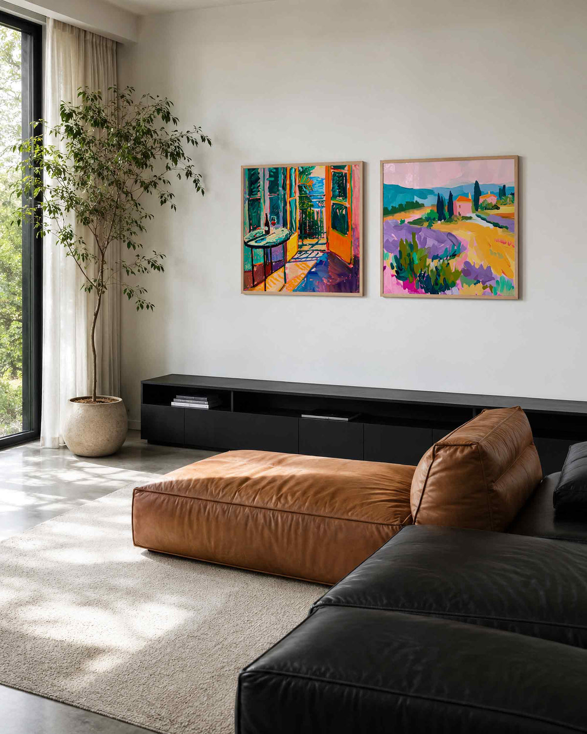 Interieurpresentatie van een tweedelige vierkante posterset met kleurrijke landschappen
