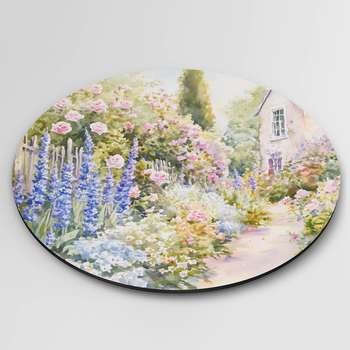 Bloementuin met huis Muurcirkel – detailweergave – Een tuin vol roze rozen en blauwe bloemen naast een stenen huis.