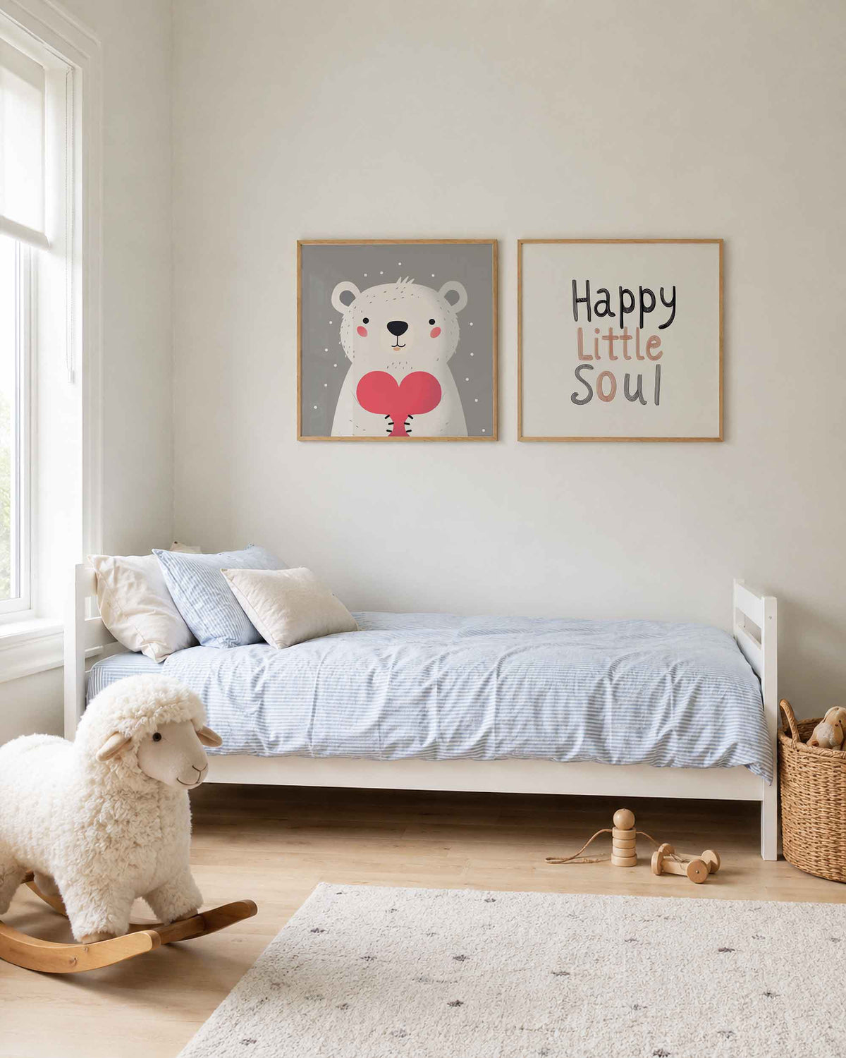 Interieurpresentatie van een tweedelige vierkante posterset met ijsbeer en happy