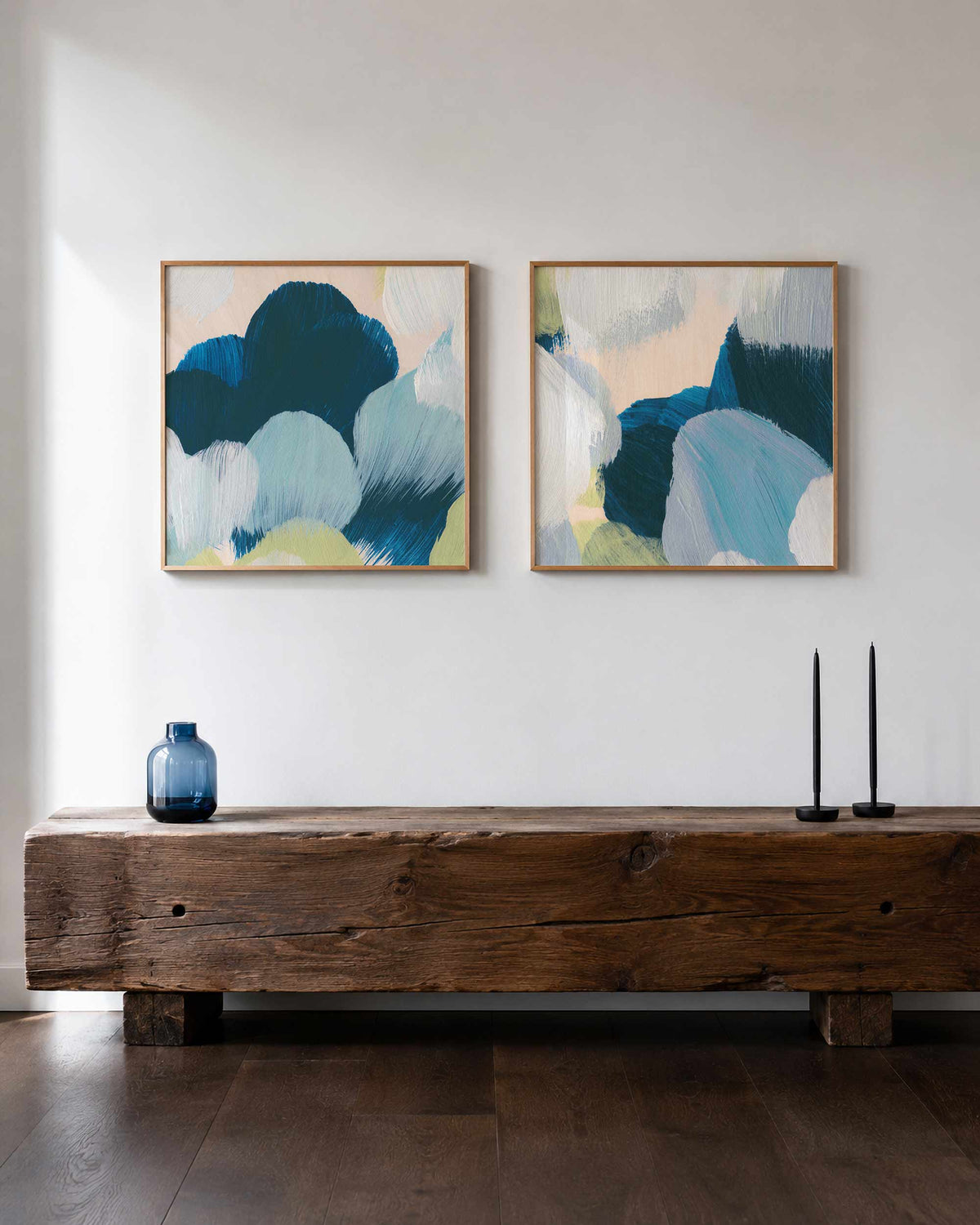 Interieurpresentatie van een tweedelige vierkante posterset met blauwe penseelstreken