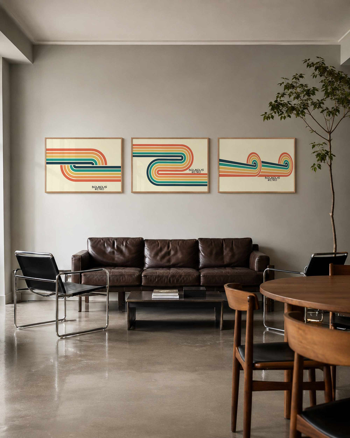 Interieurmockup van drieluik landscape-posterset met golvende kleurenbanen