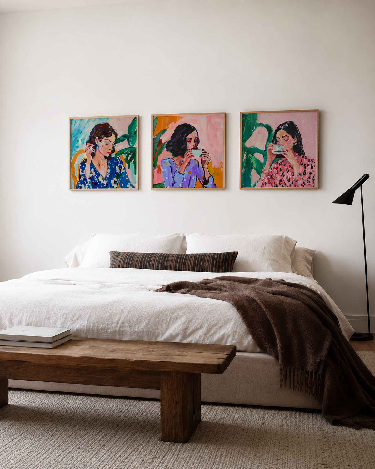 Interieurpresentatie van een driedelige vierkante posterset met vrouwenportretten