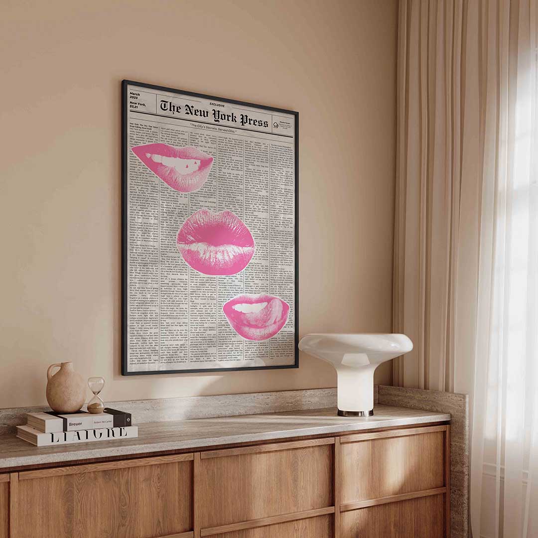 Roze lippen op krantenachtergrond Poster