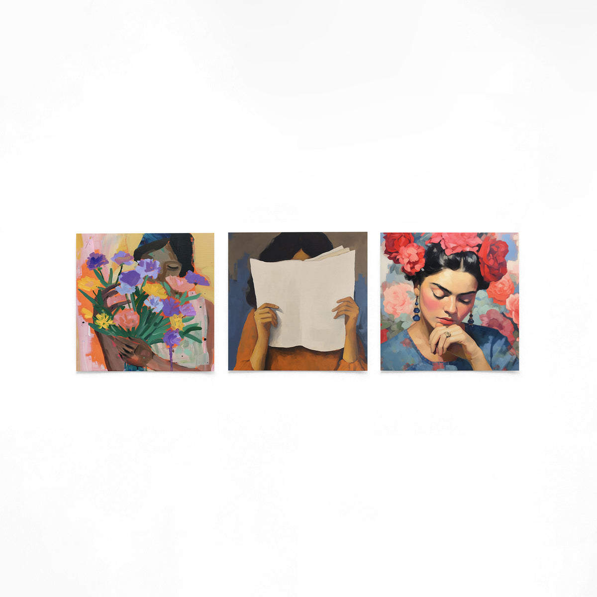 Drie vierkante posters met vrouwen en bloemen op een gebroken witte achtergrond