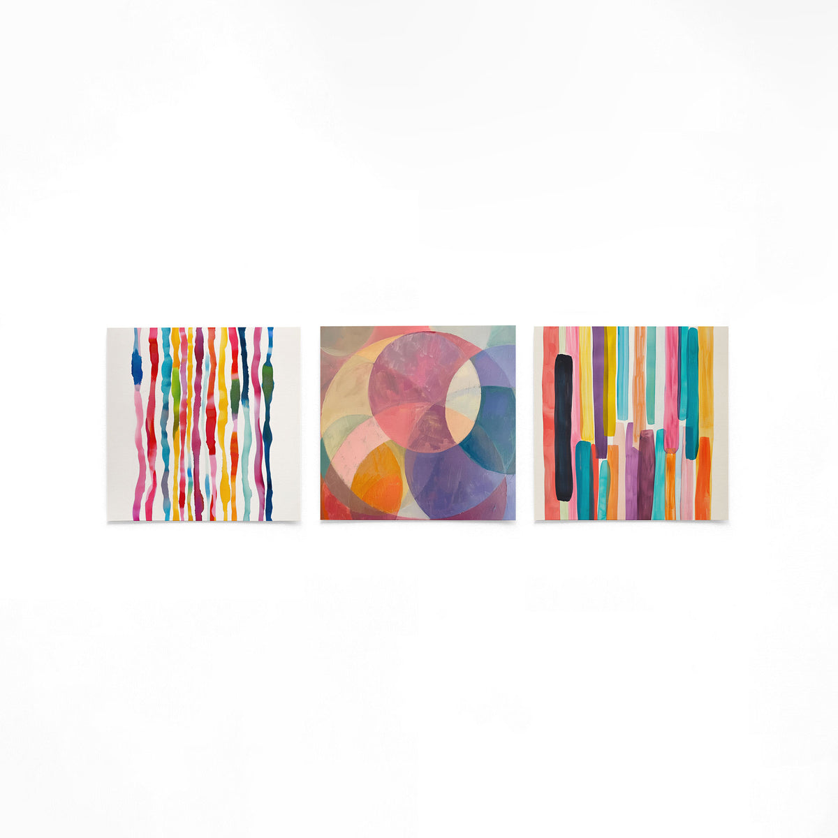 Drie vierkante posters met kleurrijke abstracte op een gebroken witte achtergrond