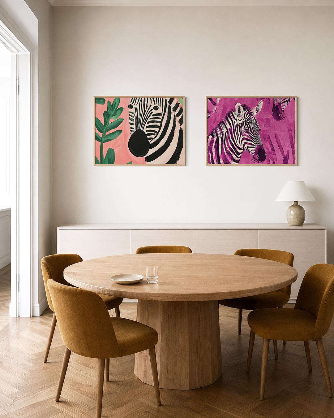 Twee liggende posters met een zebra met zwarte strepen, aan de muur in een interieur