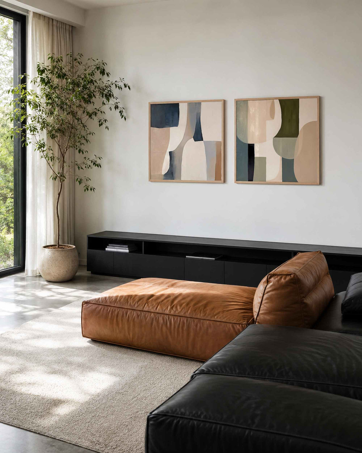 Interieurpresentatie van een tweedelige vierkante posterset met geometrische vormen