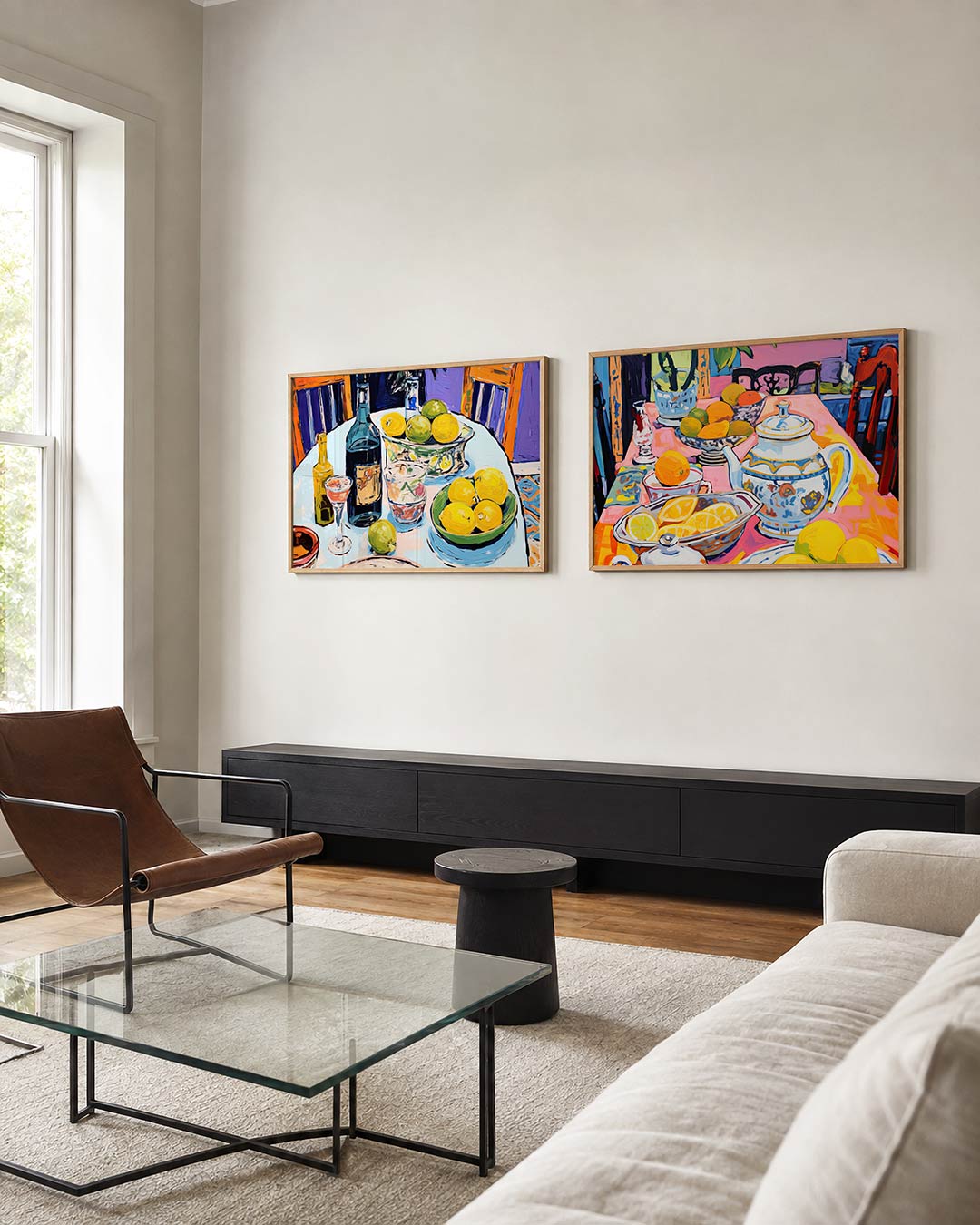 Interieurbeeld met twee liggende posters: een tafel met citroenen, flessen en glazen