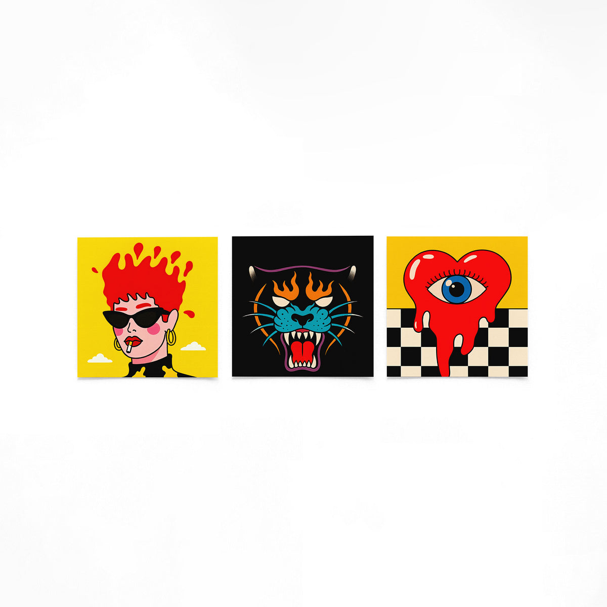 Drie vierkante posters met popart gezichten op een gebroken witte achtergrond
