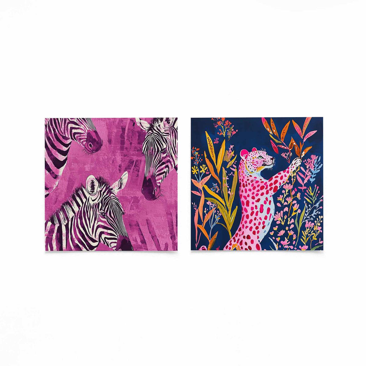 Twee vierkante posters met zebra en panter op een gebroken witte achtergrond