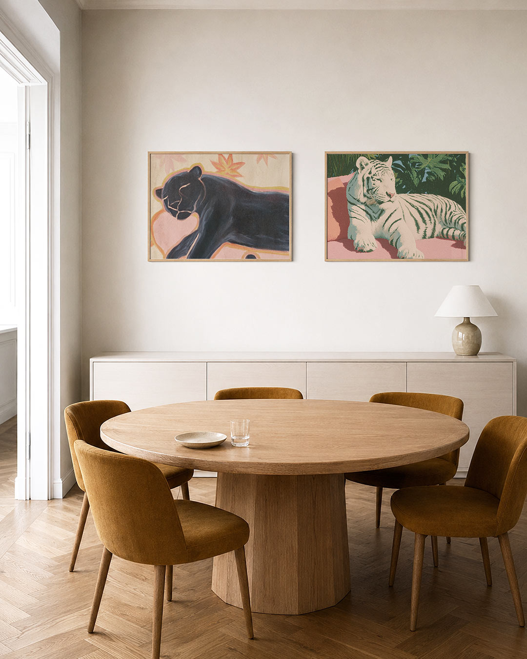 Interieurpresentatie van twee posters met een zwarte panter op een zachte roze achtergrond
