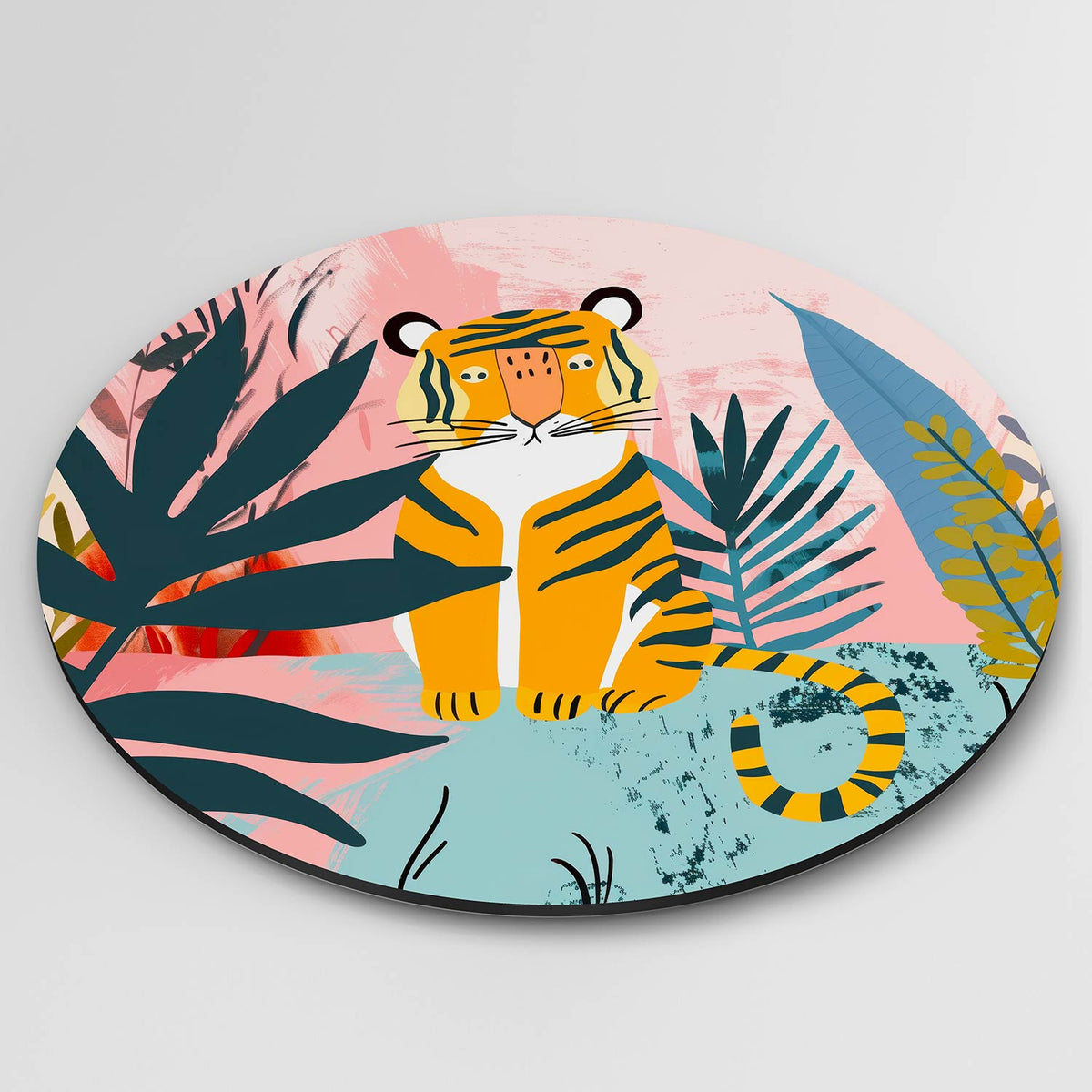 Tijger in jungle Muurcirkel – detailweergave – Een tijger met oranje en zwarte strepen zit tussen groene en blauwe bladeren