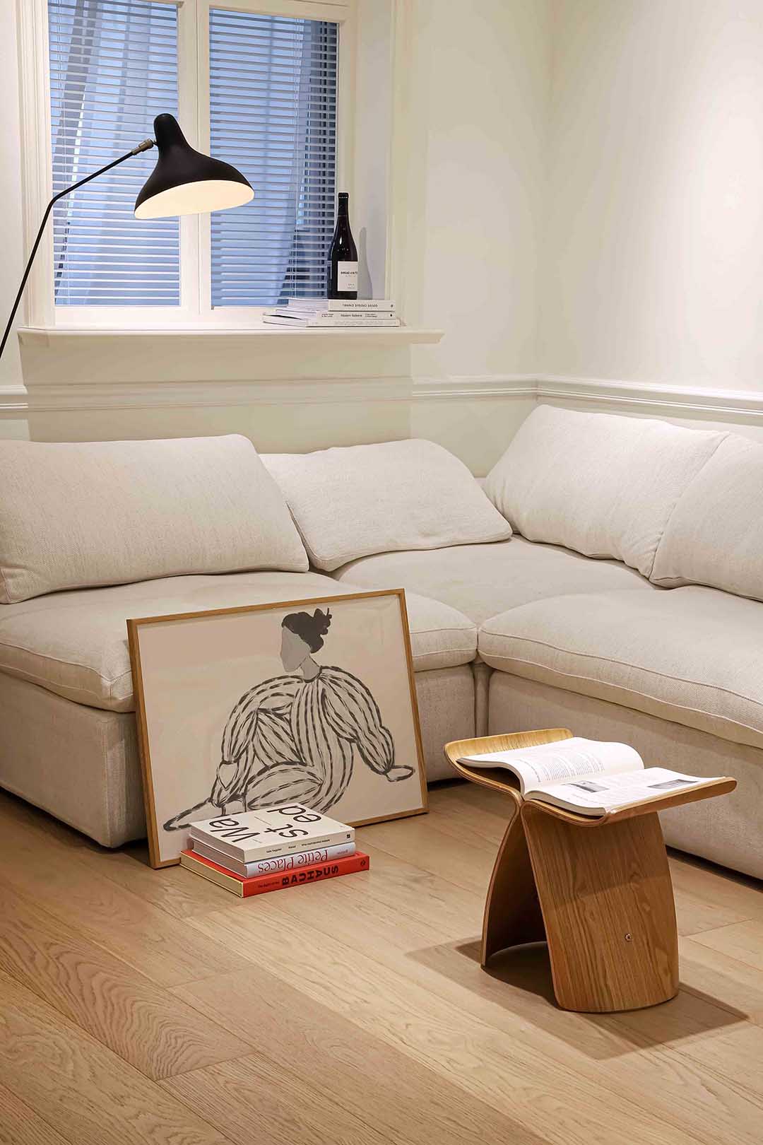 Zittende figuur met gestreepte kleding Poster