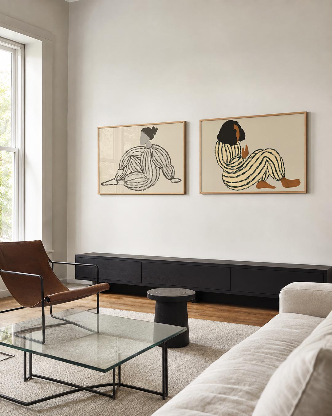 Tweedelige posterset met een figuur met vloeiende lijnen en zachte kleuren, getoond in een interieur