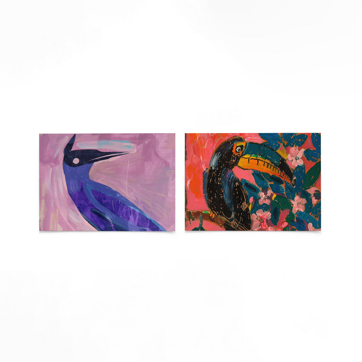 Twee liggende posters met een speelse vogelvorm in blauw en paars op een gebroken witte achtergrond