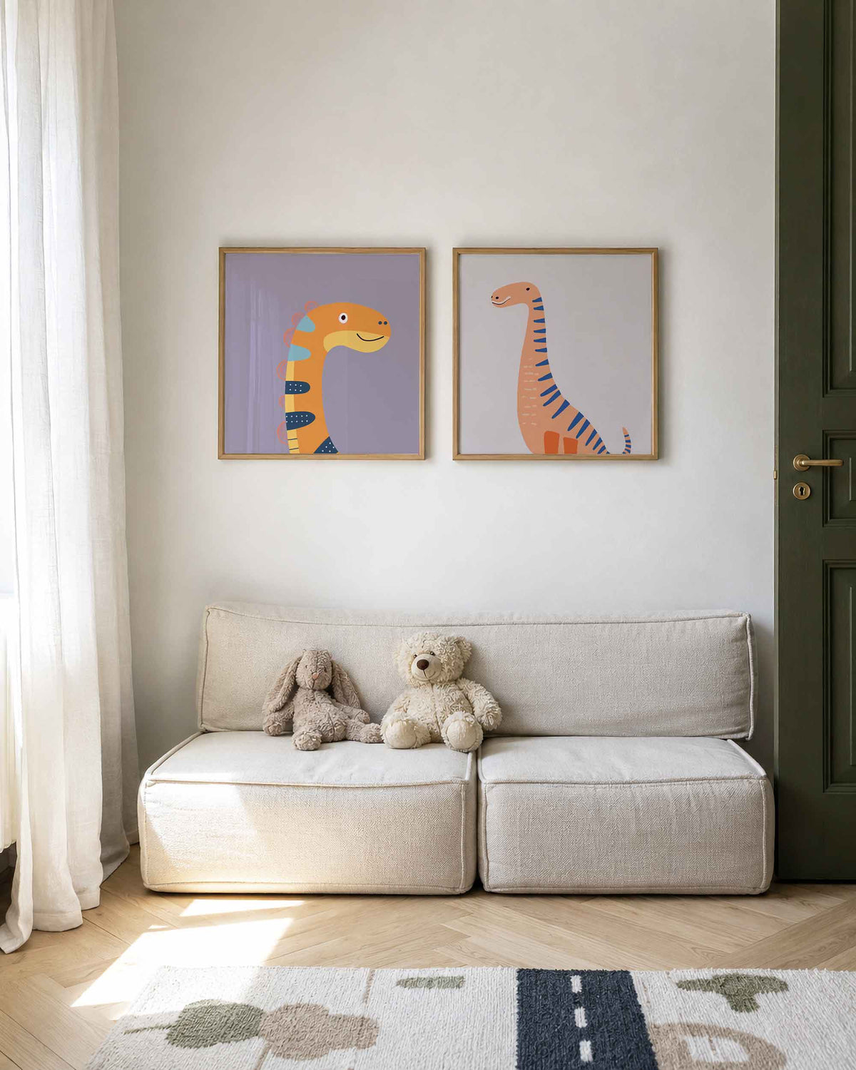 Interieurpresentatie van een tweedelige vierkante posterset met vrolijke dinosaurussen
